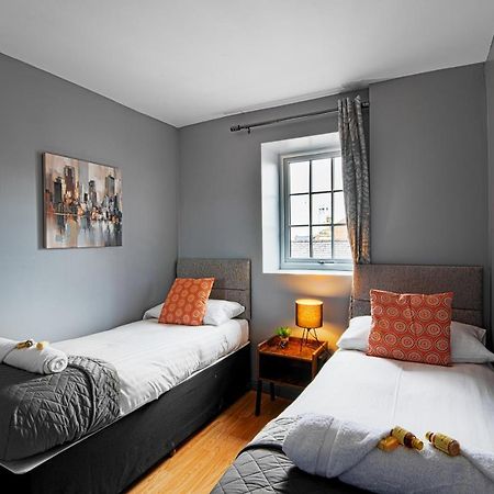 The Glyndwr - Berwyn House Apartment Wrexham Bagian luar foto