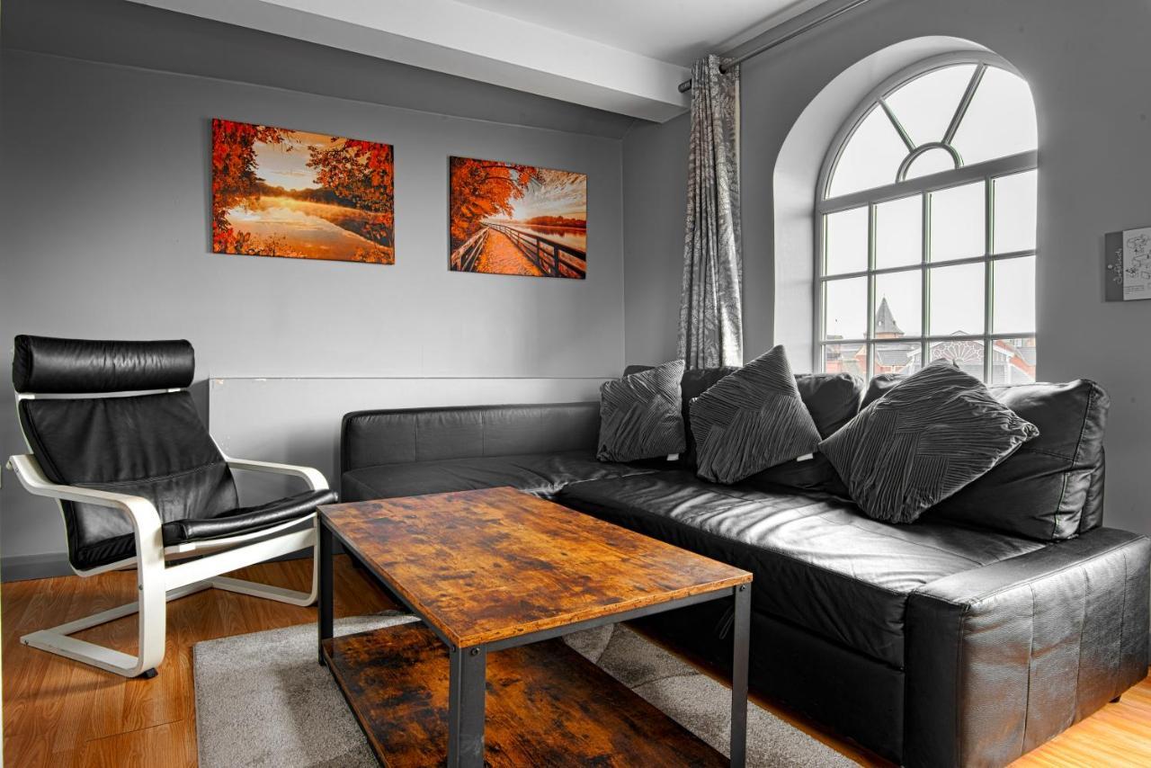 The Glyndwr - Berwyn House Apartment Wrexham Bagian luar foto